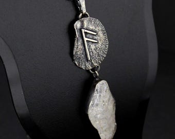 Colgante de runas vikingas nórdicas con símbolo ansuz y cristal de cuarzo transparente crudo en amuleto de plata de ley oxidada, joyería de talismán nórdico.