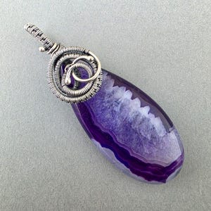 Handgemachter lila Achat Anhänger mit Feinsilber und Sterling Silber Draht Wicklung, spiritueller Schmuck mit Edelstein für Frauen