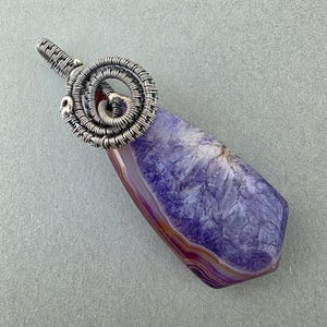 Handgefertigter lila Achat Anhänger in oxidierter feiner und Sterling Silber Draht Wicklung mit schützender Spirale, Naturstein Schmuck