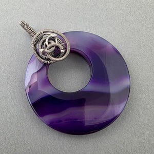 Handgemachter lila Achat Donut Anhänger in Wire Wrapped Sterling Silber, Statement Edelstein Halskette, großer Boho Anhänger mit offener Mitte