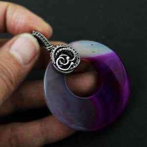 Handgemachter lila Achat Donut Anhänger in Wire Wrapped Sterling Silber, Statement Edelstein Halskette, großer Boho Anhänger mit offener Mitte