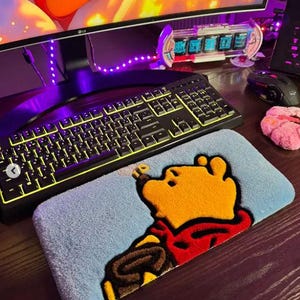 テディベアキーボードラグ – ソフト3Dウィニースタイルタフテッドデスクマット | ハンドメイドデスクデコレーション | ゲーマーや学生のためのかわいいぬいぐるみリストレストパッド