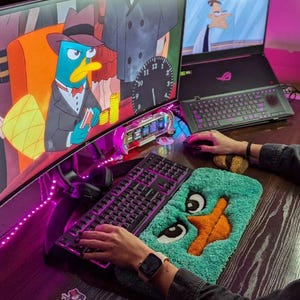 Perry the Platypus-toetsenbordtapijt – 3D zachte getufte bureaumat | Handgemaakte cartoon bureaudecoratie | Leuk gaming-setupaccessoire | Polssteunmat