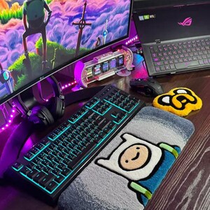 Adventure Time Tastatur mit Maus-Pad -Finn & Jake Tufted Schreibtischmatte |Handgemachte weiche Handgelenkauflage für Gamer Cartoons Fans |Geek Schreibtisch Decor