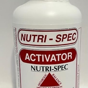 Può includere: Una bottiglia bianca di integratore alimentare Nutri-Spec Activator. L'etichetta presenta testo rosso e bianco, tra cui "Nutri-Spec", "Activator" e "Live Stronger Longer". La bottiglia contiene 120 compresse.