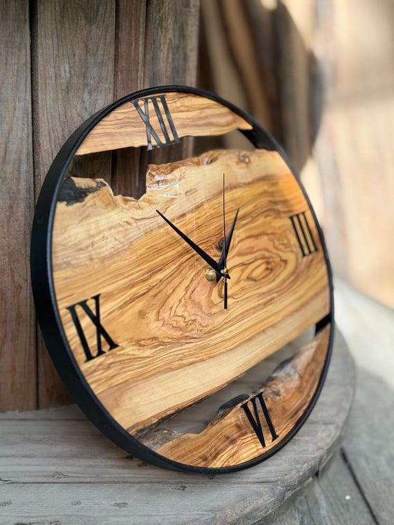 Holzuhr aus Olivenholz, Metall und Olivenholz Wanduhr, Live Edge
