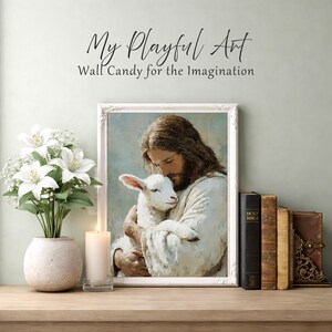 Könnte beinhalten: Ein gerahmter Druck zeigt eine religiöse Szene mit einem Mann in weißen Gewändern, der ein Lamm umarmt. Das Kunstwerk steht auf einer Holzoberfläche, zusammen mit einer Vase mit weißen Blumen, einer brennenden Kerze und antiken Büchern. Der Text "My Playful Art" ist zu sehen.