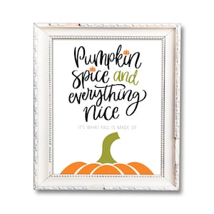 Pumpkin Spice and Everything Nice Sign, Wydrukowalne znaki jesienne, Znaki jesiennego baru kawowego, Znaki jesiennej dekoracji domu, Jesienna sztuka ścienna, Cyfrowe