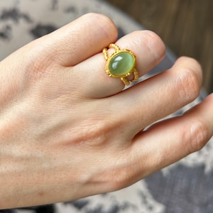 Anillo de jaspe nefrita ojo de gato / Anillo de jade con banda de gránulos de oro macizo de 18 quilates / Montura de colgante en caja / Joyería fina llamativa / Regalo navideño para ella