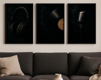 Puede incluir: Tres impresiones artísticas enmarcadas con temas musicales. La primera impresión muestra unos auriculares negros. La segunda impresión muestra un disco de vinilo. La tercera impresión muestra un micrófono vintage. Todas las impresiones tienen un fondo oscuro.