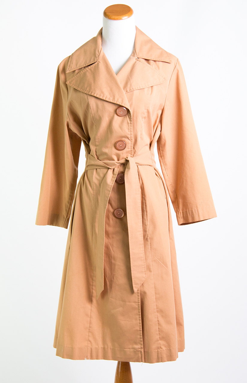 FRANCIE PLEATED BACK TRENCH STONE BEIGE – SANNA New York Vintage Back pleated satin long coat