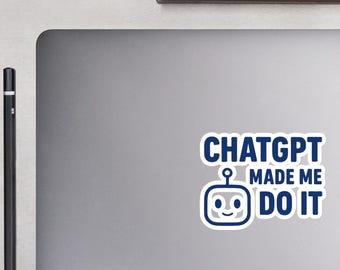 Puede incluir: Un portátil con una pegatina que dice "ChatGPT MADE ME DO IT" en texto azul marino y un gráfico de robot. También se ven un ratón blanco, un cuaderno de espiral, un lápiz, gafas y pequeñas plantas en macetas.