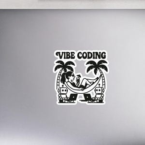 Könnte beinhalten: Ein schwarz-weißer Aufkleber mit dem Text "VIBE CODING". Der Aufkleber zeigt eine Frau, die sich in einer Hängematte zwischen zwei Palmen entspannt, einen Laptop benutzt und ein Getränk hält. Zwei Roboter sind ebenfalls vorhanden, jeder mit einem Laptop.