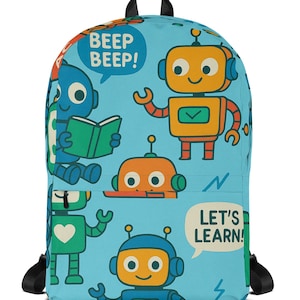 Peut inclure: Un sac à dos bleu clair avec un motif répété de robots de dessins animés colorés. Les robots sont orange, verts et bleus. Des bulles de dialogue disent "BEEP BEEP !" et "LET'S LEARN !" Le sac à dos a des bretelles noires et une poignée noire.