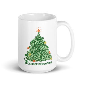Peut inclure: Mug en céramique blanche avec un motif d'arbre de Noël vert fait de guirlandes lumineuses emmêlées. L'arbre est orné de lumières orange et jaunes, et surmonté d'une étoile. Le texte "DECEMBER DEBUGGING" est imprimé en dessous.
