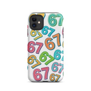 Könnte beinhalten: Weißes Handycase mit einem sich wiederholenden Muster der Zahl 67 in verschiedenen Farben, darunter Orange, Grün, Rosa und Gelb. Die Zahlen haben einen 3D-Effekt, der ein verspieltes und auffälliges Design erzeugt.