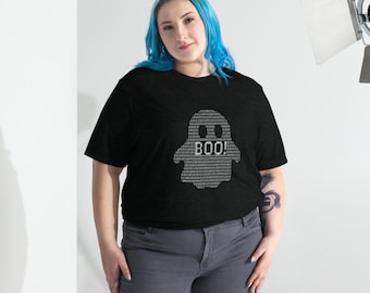Może przedstawiać: Czarny t-shirt z białym wzorem ducha wykonanym z kodu binarnego. Duch ma słowo "BOO!" na środku. Koszulka jest noszona z szarymi spodniami.