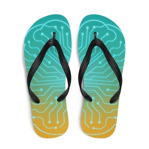 Puede incluir: Un par de chanclas con un diseño degradado de amarillo a turquesa. Presentan un patrón de placa de circuito azul claro y correas negras. Estas chanclas informales son ideales para el verano.