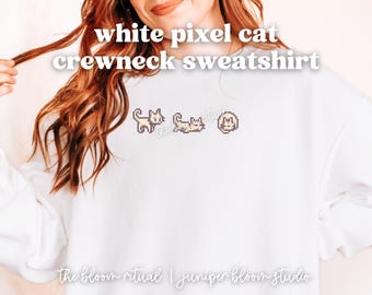 Biała, przytulna bluza z okrągłym dekoltem i motywem kota pikselowego | przytulny prezent dla graczy