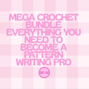 Könnte beinhalten: Ein hellrosa und weiß karierter Hintergrund mit fettgedrucktem rosa Text, der lautet: MEGA CROCHET BUNDLE EVERYTHING YOU NEED TO BECOME A PATTERN WRITING PRO. Unter dem Text befindet sich ein kleines rosa kreisförmiges Abzeichen mit dem Text NO AI.