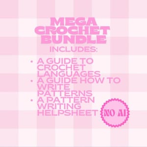 Könnte beinhalten: Rosa Grafik mit der Aufschrift "MEGA CROCHET BUNDLE" und "INCLUDES:" gefolgt von Anleitungen zum Häkeln. Ein rosa Siegel mit "NO AI" ist ebenfalls enthalten. Der Hintergrund ist ein hellrosa Karomuster.