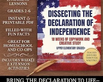 Può includere: Una copertina di libro con il titolo "Dissecting the Declaration of Independence" su uno sfondo della bandiera americana. La copertina include testo su lezioni, gradi e attività. Una penna di piuma poggia su una superficie di legno.