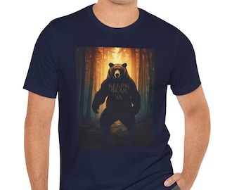 Puede incluir: Camiseta azul marino con una ilustración de un oso en un entorno forestal. El oso tiene el texto "KEEPS & BEAR 2A" en el pecho. El fondo muestra un bosque con luz solar filtrándose entre los árboles.