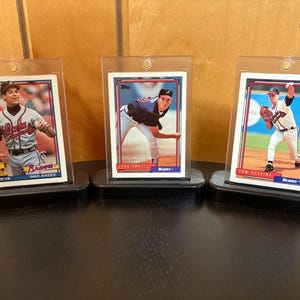 Espositore di figurine dei Braves da baseball: leggende degli anni '90 Smoltz, Justice, Glavine: regalo unico per papà, fan room, ufficio o compleanno.