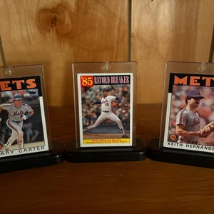 メッツの野球カード ディスプレイ - 1980 年代の伝説の選手、カーター、グッデン、ヘルナンデス - お父さん、ファンの隠れ家、オフィス、誕生日などへのユニークなギフト。