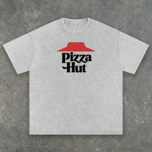 Vintage Pizza Hut Logo T-Shirt – Retro Grey Graphic Tee – Oversized Unisex Streetwear – Classic Fast Food Merch Tee – 90s Aesthetic Shirt
