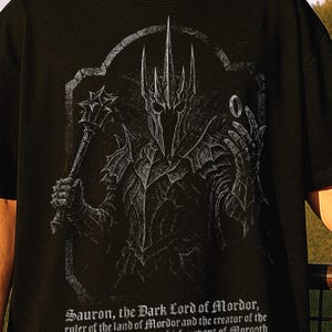 Maglietta Sauron - T-shirt grafica vintage ispirata al Signore degli Anelli, maglietta fantasy, gadget Occhio di Sauron, regalo per fan del Signore degli Anelli, unisex dalla S alla 2XL
