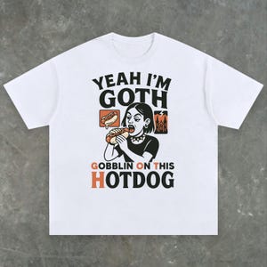 面白いゴスTシャツ - ゴブリン・オン・ディス・ホットドッグTシャツ - オーバーサイズストリートウェアシャツ - オルタナティブユーモアグラフィックTシャツ - 黒または白のゴスガール美学