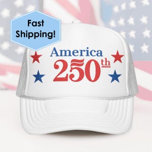 以下が含まれることがあります： 赤と青の「America 250th」の文字と赤と青の星が特徴の白いトラック運転手の帽子。帽子はメッシュの背面と湾曲したつばが付いています。「Fast Shipping!」という青い六角形が左上にあります。