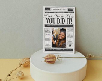 Trendige Zeitungs-Abschluss-Einladungsklasse von 2025 - Bearbeitbare Canva-Vorlage, Retro Grad Party-Einladung, druckbare Abschlussansage