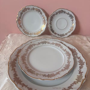Belcrest Royal Bavarian China Set – Vintage 27-Piece Gold Floral Dinnerware | Plates, Saucers & Teacups | Made in Germany