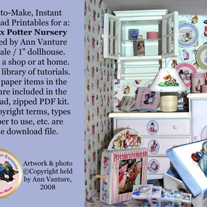 Puede incluir: Una habitación de muñecas en miniatura que representa una guardería con temática de Beatrix Potter. La habitación incluye un armario blanco con puertas de vidrio, una cómoda blanca con cajones, una lámpara con un personaje de Beatrix Potter en la pantalla y una pequeña caja de madera con un personaje de Beatrix Potter en la tapa. La habitación está decorada con artículos de papel con temática de Beatrix Potter, que incluyen platos, tazas y libros. El texto "Potter's Theater" es visible en una pequeña caja de madera.
