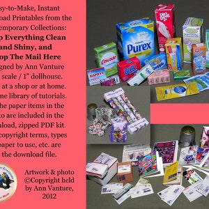 Puede incluir: Una colección de manualidades de papel en miniatura para una casa de muñecas, que incluye productos de limpieza, revistas y sobres. La imagen incluye el texto "Keep Everything Clean and Shiny, and Drop The Mail Here".