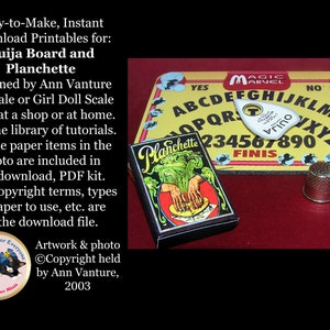 Puede incluir: Un conjunto de tablero de Ouija y planchette imprimible diseñado para casas de muñecas. El tablero es amarillo con letras y números negros. La planchette es blanca con letras negras. El conjunto está sobre una superficie roja.