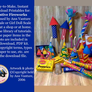 Puede incluir: Una colección de fuegos artificiales de papel coloridos, que incluyen cohetes, chispas y petardos, diseñados para escenas de casas de muñecas o en miniatura. El conjunto incluye una variedad de diseños y colores, algunos con texto como "Wham-O" y "Roman Candle".