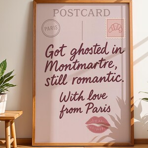 Arte mural parisino - Impresión digital de postal - Decoración romántica de chica triste - Póster con frase en francés - "Me dejaron boquiabierto en Montmartre, todavía romántico"