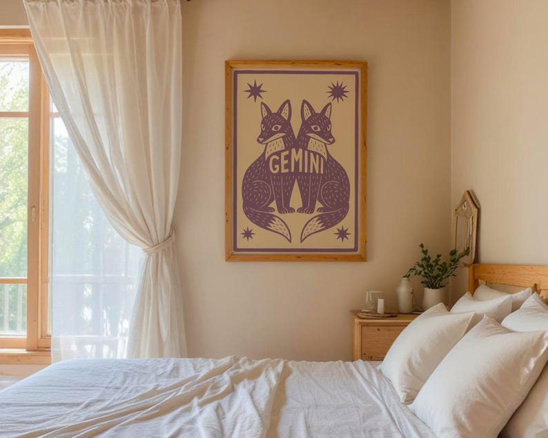 Puede incluir: Un estampado enmarcado con dos zorros morados enfrentados, con la palabra "GEMINI" en el centro. La obra de arte est&aacute; sobre un fondo beige con acentos de estrellas. El estampado se exhibe en una pared de un dormitorio.