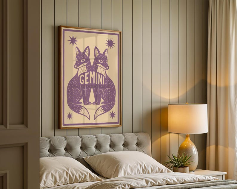Puede incluir: Un cuadro enmarcado con una ilustraci&oacute;n morada de dos zorros, con la palabra "GEMINI" entre ellos, sobre un fondo crema. La obra de arte enmarcada en madera incluye estrellas. Decoraci&oacute;n de pared.
