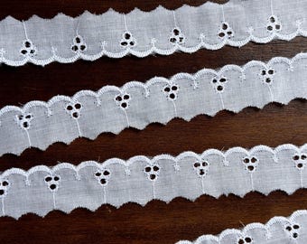 Bordure vintage en dentelle à oeillets en coton blanc : broderie festonnée de 2,5 cm, vendu par mètre