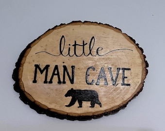 Cartello In Legno Decorazione Spaziale Little Man Cave | 20x30 Cm | Tema Spazio | Per Cameretta Ragazzi | Regalo Divertente