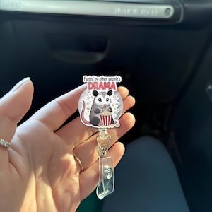 Bobine d&#39;insigne Opossum drôle, alimentée par un support d&#39;identité dramatique, clip pour badge d&#39;infirmière, porte-nom rétractable animal mignon, idée cadeau collègue