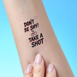 Naklejka Take A Shot, naklejka Don't Be Shy Fun Party, efekt holograficzny Retro Y2K Glitch, zabawny cytat na wieczór panieński i gry alkoholowe