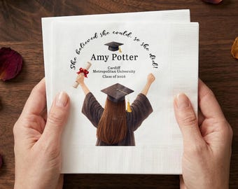 Servilletas personalizadas para fiesta de graduación: Ilustración personalizada de la promoción de 2026. Vajilla de papel blanco.