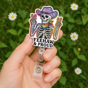 Bobine d'insigne squelette Yeehaw et fier - Porte-carte d'identité cow-boy LGBTQ, clip pour insigne d'infirmière Rainbow Pride, accessoire de santé occidental amusant