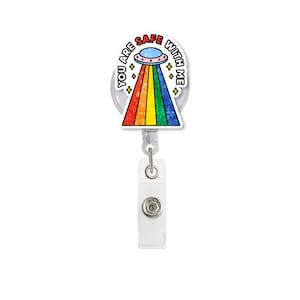 Bobine de badge Vous êtes en sécurité avec moi | Porte-carte d'identité OVNI LGBTQ+ arc-en-ciel | Cadeau du mois de la fierté | Insigne d'infirmière inclusive | Clip extraterrestre mignon