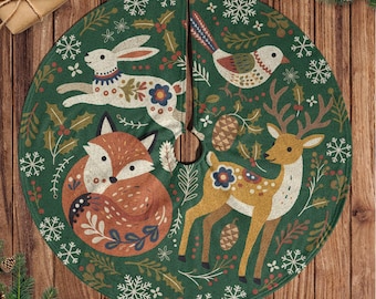 Falda para árbol de Navidad con animales del bosque: zorro, conejo y ciervo sobre fondo verde.